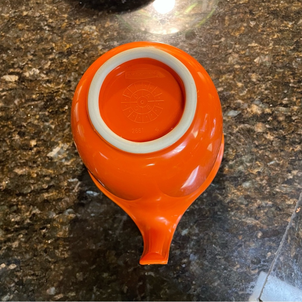 Vintage Rubbermaid 6 Cup Batter Bowl - Picture 5 of 9